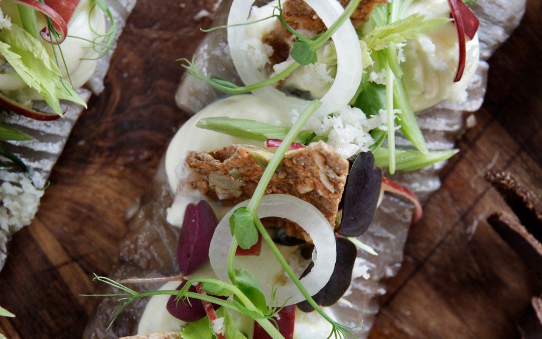 Julesild med valnød serveret med waldorfsalat