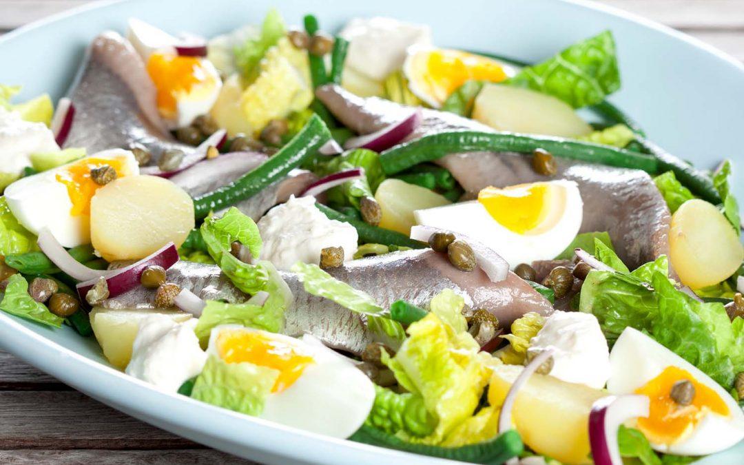Salat med påskesild, kartofler og smilende æg