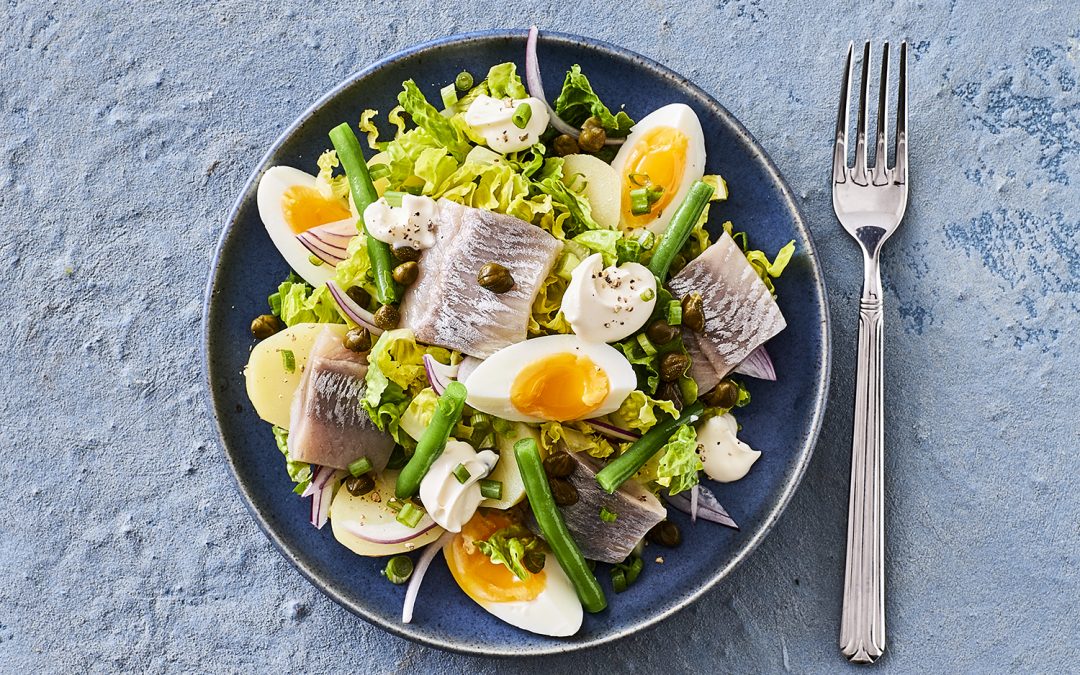 Salat med sild, kartofler og smilende æg