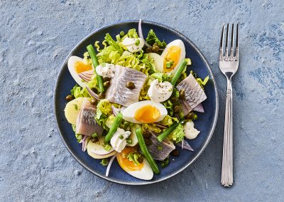 Salat med sild, kartofler og smilende æg