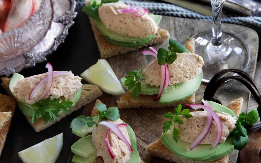 Sprødt sandwichbrød med skaldyrspaté og avocado