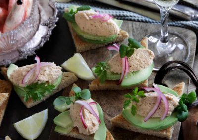 Sprødt sandwichbrød med skaldyrspaté og avocado