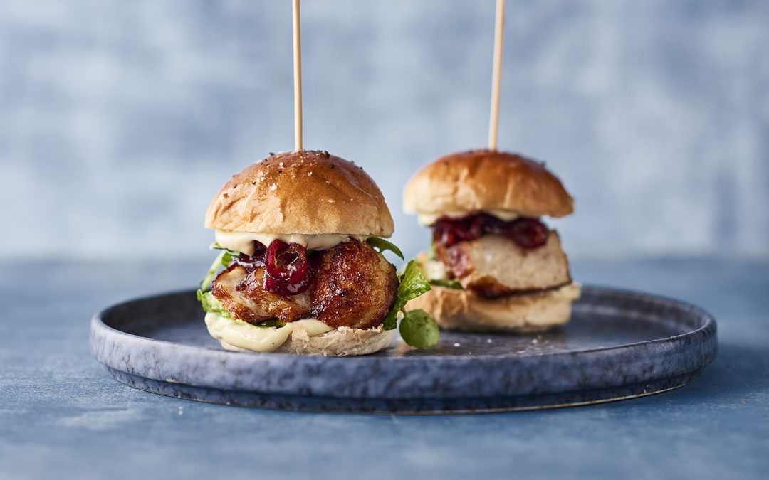 Frikadeller i sliders med rødløg og trøffelmayo