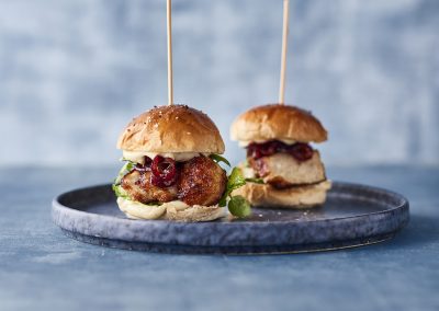 Frikadeller i sliders med rødløg og trøffelmayo