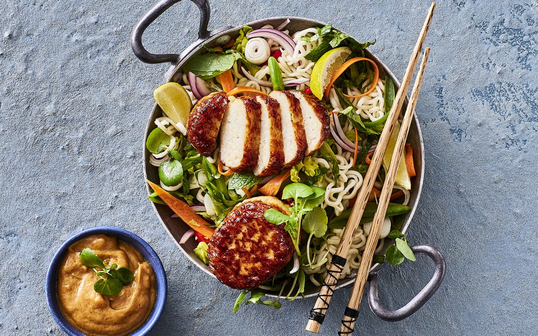 Fiskefrikadeller på nudelsalat