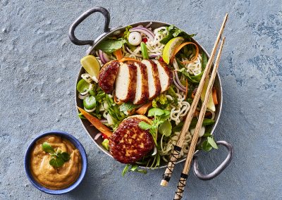 Fiskefrikadeller på nudelsalat