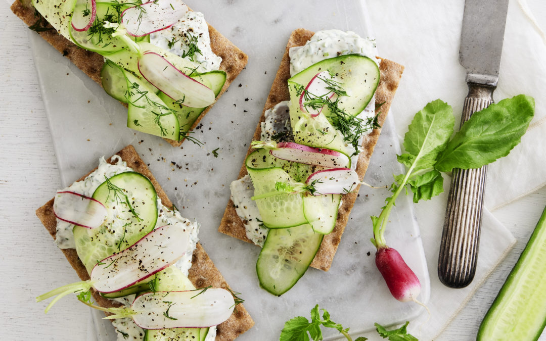 Dild-sildesalat med knækbrød