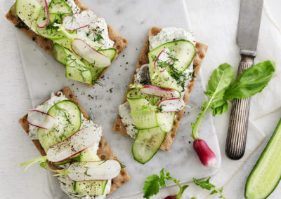 Dild-sildesalat med knækbrød