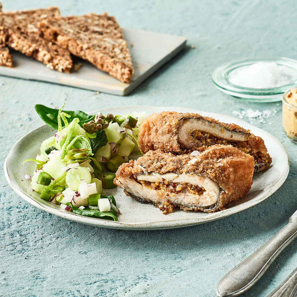 Stegte sild fyldt med grov sennep, rugbrød og sprød salat Lykkeberg