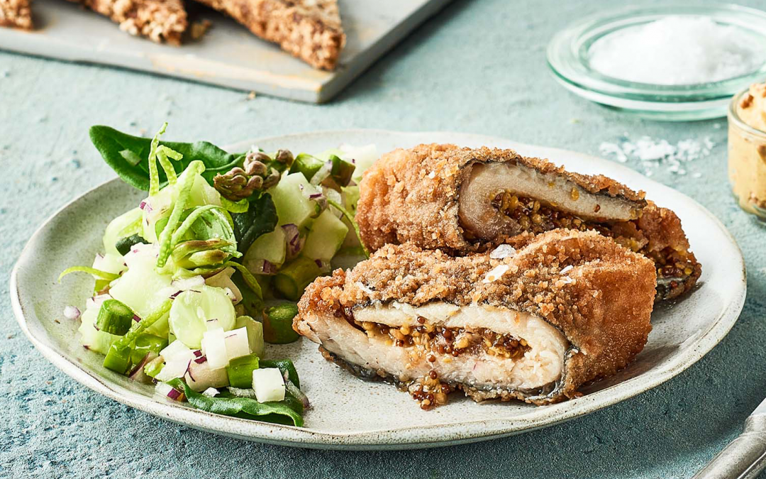 Stegte sild fyldt med grov sennep, rugbrød og sprød salat