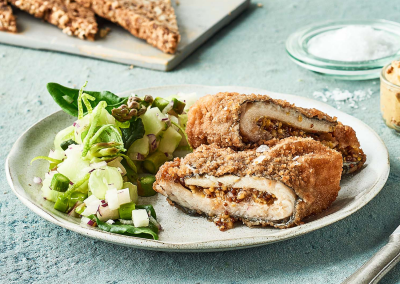 Stegte sild fyldt med grov sennep, rugbrød og sprød salat