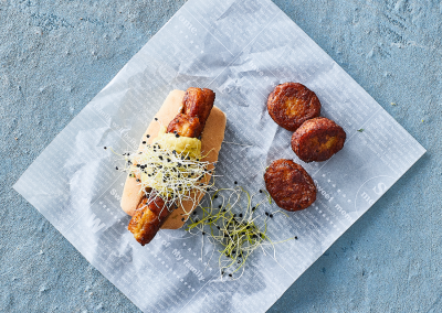 Fish Dog med dildcreme, remoulade og spirer