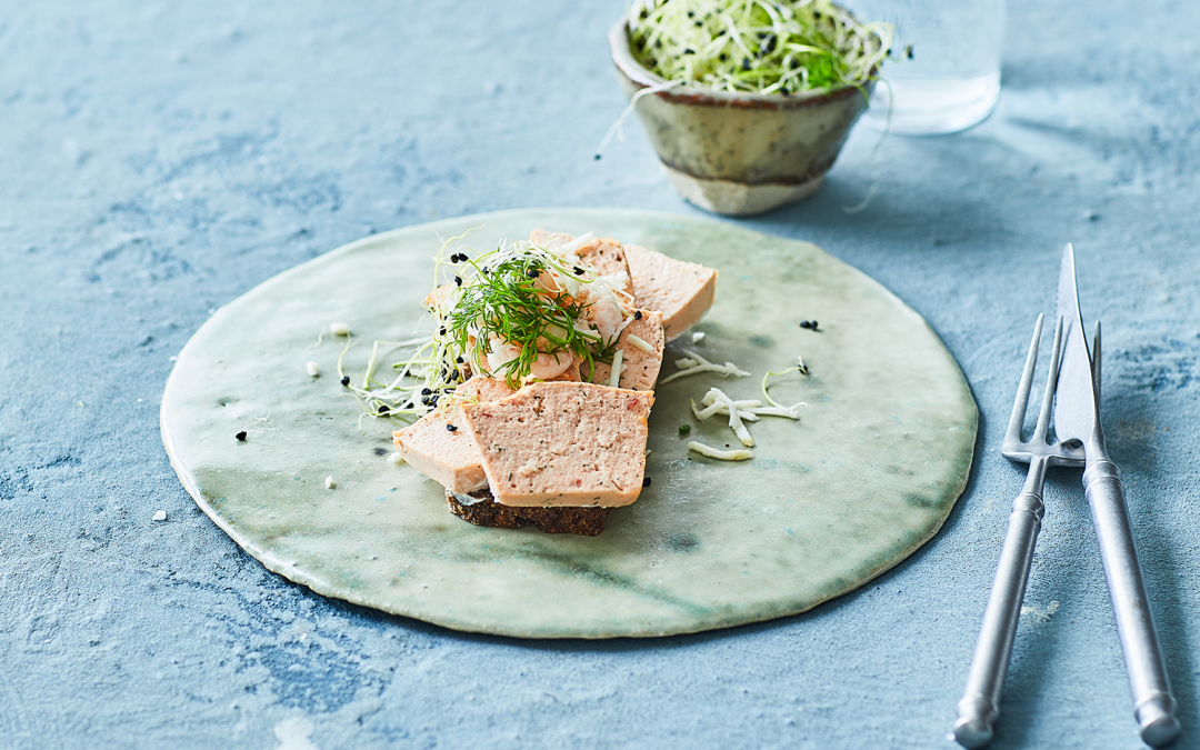 Let smørrebrød med skaldyrspaté