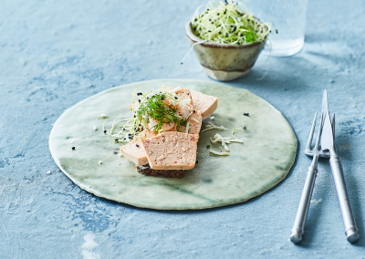 Let smørrebrød med skaldyrspaté