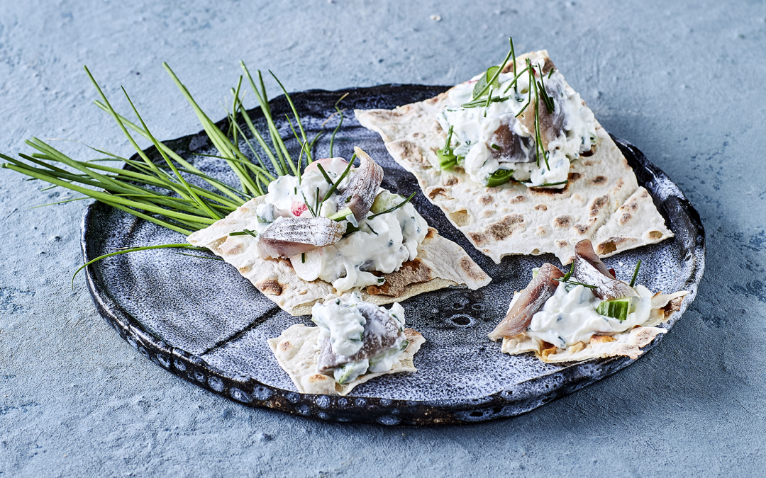 Sildesalat med agurk, radiser og sukkerærter