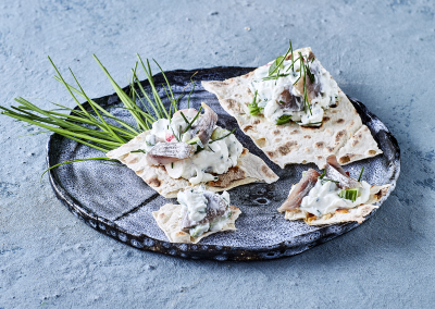 Sildesalat med agurk, radiser og sukkerærter