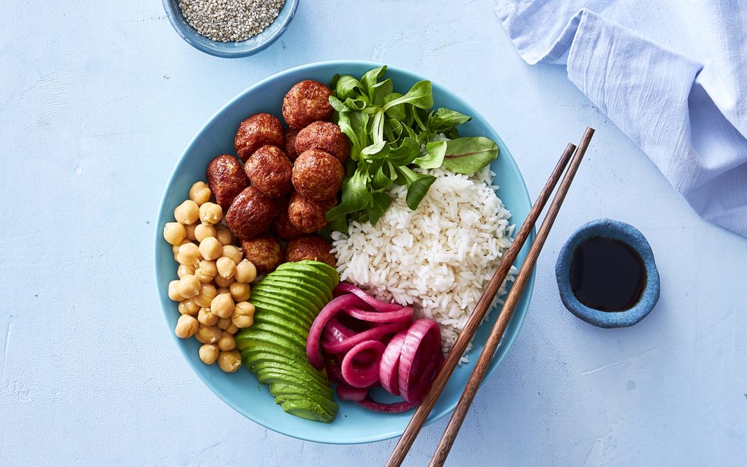 Snack a Fish Bowl med avocado og syltede rødløg