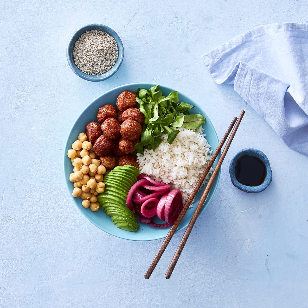 Snack a Fish Bowl med avocado og syltede rødløg Lykkeberg
