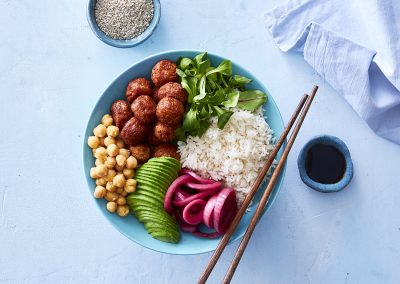 Snack a Fish Bowl med avocado og syltede rødløg