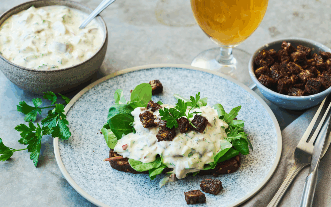 Sildesalat med rugbrødscroutoner