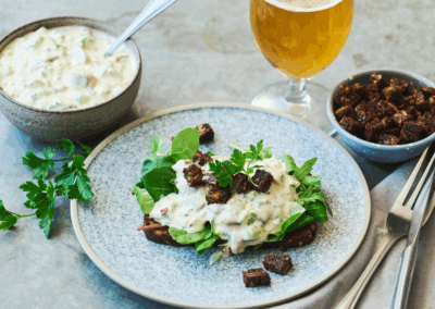 Sildesalat med rugbrødscroutoner