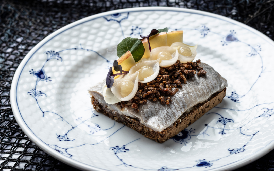 Årets Sild 2026 med æblekompot og rugbrødscrumble