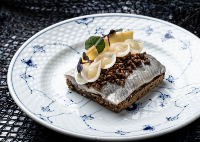 Årets Sild 2026 med æblekompot og rugbrødscrumble